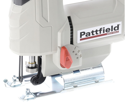 Prim-plan cu un fierăstrău vertical de la Pattfield Ergo Tools.