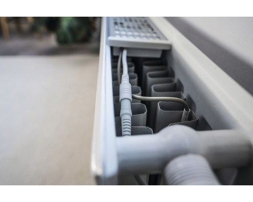 Prim-plan al unui radiator cu racord de cablu