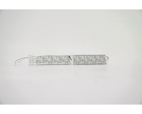 Două lumini LED sub dulap cu grilaj