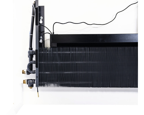 Condensator gata de conectare cu conducte și conducte electrice