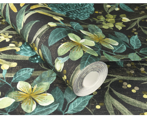 O rolă de tapet cu model floral pe un fundal întunecat