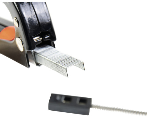 Capsator cu capse și material de fixare în detaliu