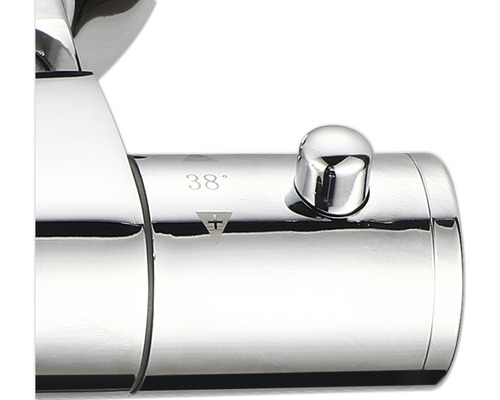 Prim-plan cu o supapă de robinet cu marcaj de 38 de grade și blocare de siguranță