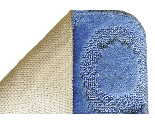 Imagine detaliată a unui covoraș de baie albastru cu partea inferioară antiderapantă