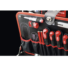 Prim-plan cu o cutie de scule care conține diverse scule, inclusiv șurubelnițe și un detector de fază