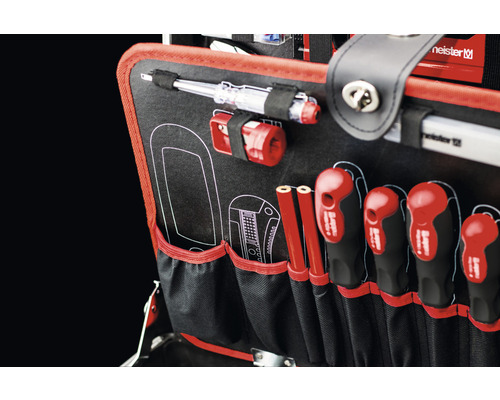 Prim-plan cu o cutie de scule care conține diverse scule, inclusiv șurubelnițe și un detector de fază