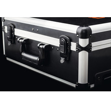 Prim-plan cu o cutie de scule neagră, cu margini din aluminiu argintiu, un mâner și elemente de închidere