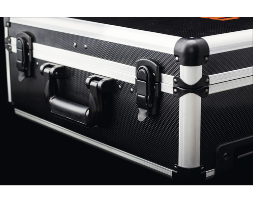 Prim-plan cu o cutie de scule neagră, cu margini din aluminiu argintiu, un mâner și elemente de închidere