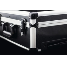 Prim-plan cu o cutie de scule neagră, cu margini din aluminiu argintiu și mâner