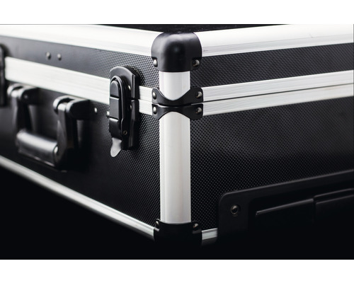 Prim-plan cu o cutie de scule neagră, cu margini din aluminiu argintiu și mâner