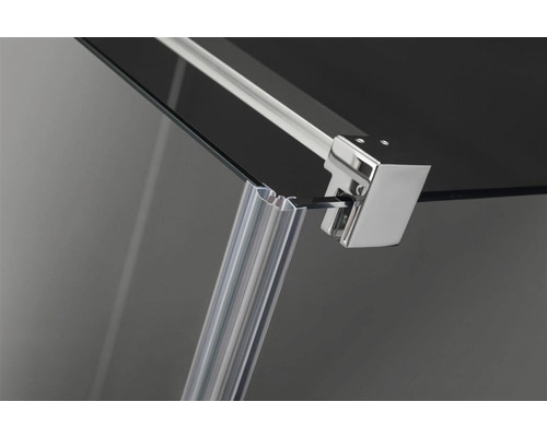 Detalii cabină de duș cu accesorii cromate și sticlă