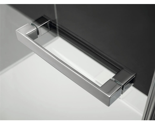 Prim-plan cu mânerul ușii cabinei de duș