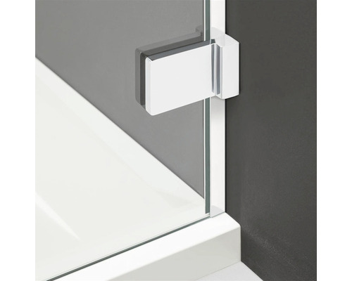 Prim-plan cu feronerie de duș cu element de sticlă