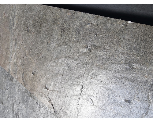 Prim-plan cu o placă de ardezie cu textură naturală