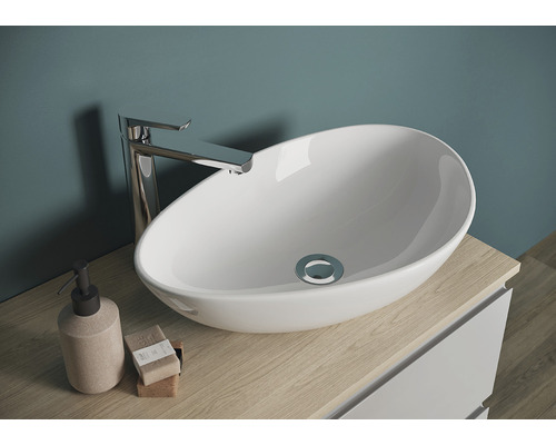 Lavoar de blat pe un dulap de lavoar cu baterie și accesorii de baie