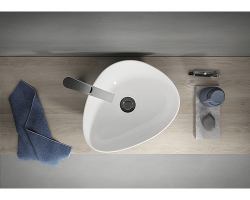 Vedere de sus a unei băi cu chiuvetă, robinet, prosop și dozator de săpun