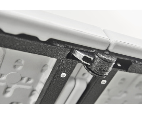 Prim-plan cu o masă pliabilă cu cadru metalic și blat din plastic