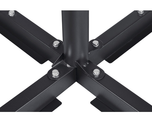 Prim-plan al bazei metalice a unei umbrele de soare cu șuruburi