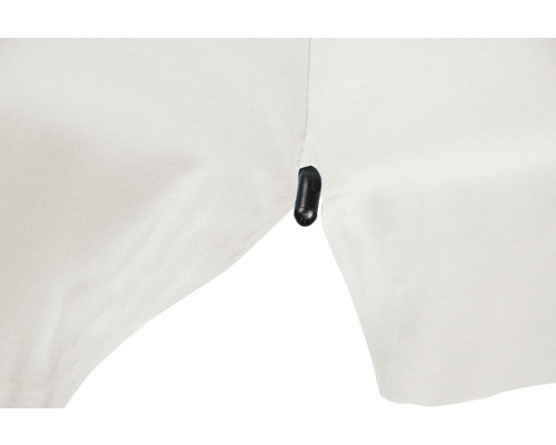 Detaliu cu o țesătură albă cu clip de fixare negru