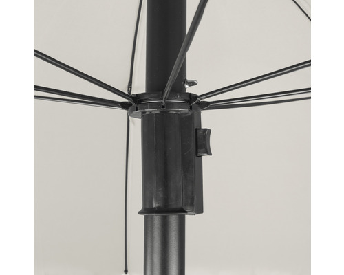 Prim-plan cu o umbrelă de soare cu cadru negru