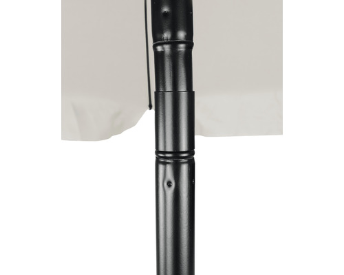 Prim-plan cu un suport de umbrelă de soare cu umbrelă de soare