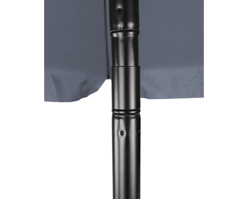 Vizualizare detaliată a unui suport de umbrelă de soare metalic