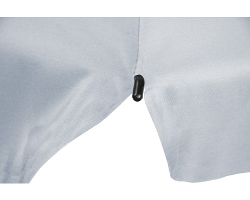 Prim-plan cu o cămașă cu buton de manșetă