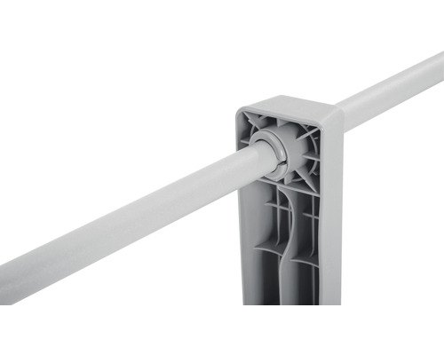 Vizualizare detaliată a unei conexiuni gri pentru suport de haine.