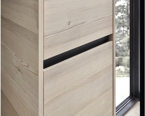 Prim-plan cu o piesă de mobilier din lemn cu sertar