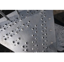 Prim-plan al unei trepte metalice cu găuri
