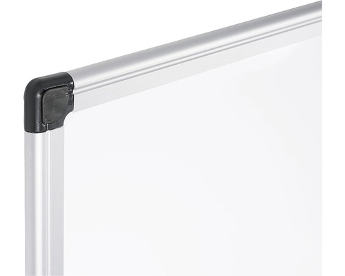 Imagine detaliată a unui colț de tablă albă cu ramă din aluminiu și colț din plastic