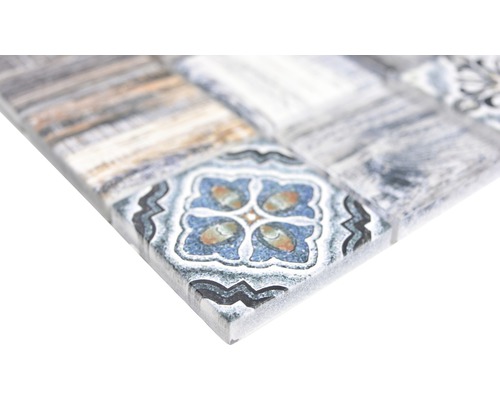 Prim-plan cu o faianță mozaic pătrată cu model