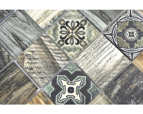 Detaliu al plăcilor de mozaic cu modele din lemn și florale