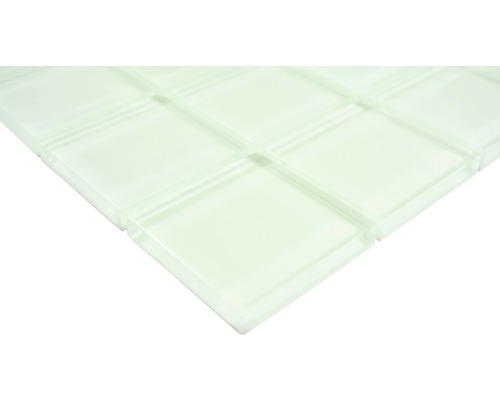 Prim-plan cu o țiglă mozaic din sticlă