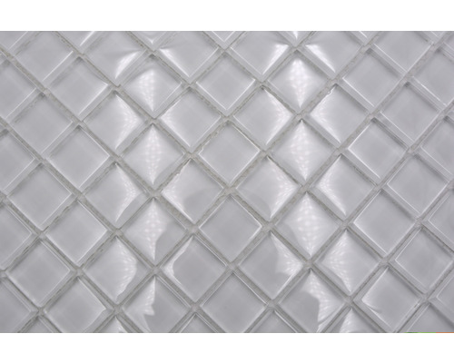 Prim-plan cu o țiglă mozaic de sticlă albă cu elemente pătrate