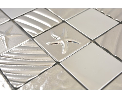 Prim-plan cu plăci de mozaic argintii cu modele diferite