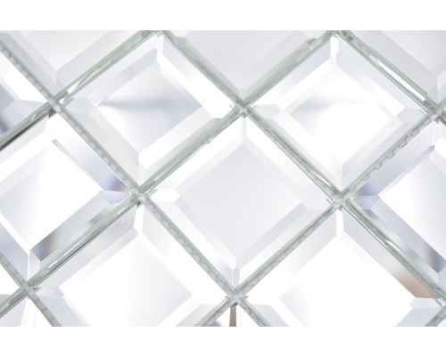 Prim-plan cu plăci de mozaic din sticlă în formă de romb