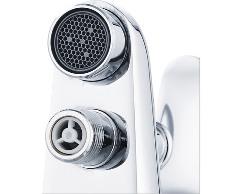 Prim-plan al unui robinet cu aerator și etanșare