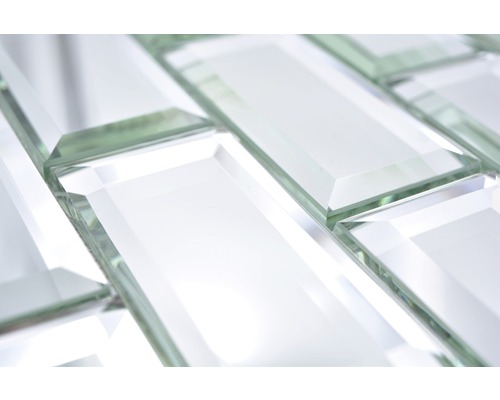 Prim-plan cu plăci de mozaic din sticlă dreptunghiulare