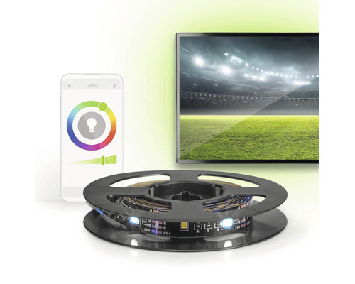 Bandă LED pe o rolă, smartphone și televizor în fundal