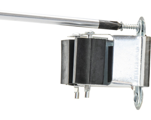 Suportul de unelte din metal este montat cu o șurubelniță