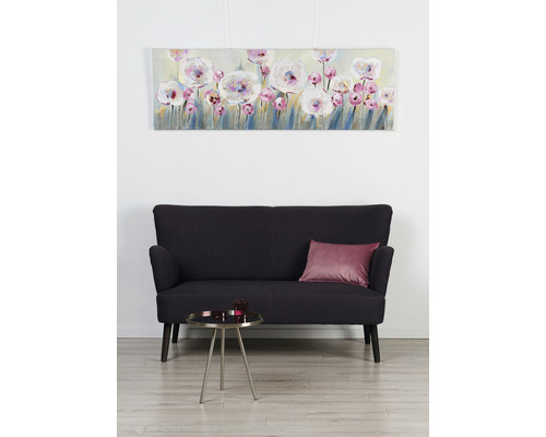 Sufragerie cu tablou pe pânză cu motiv floral, canapea neagră și măsuță laterală