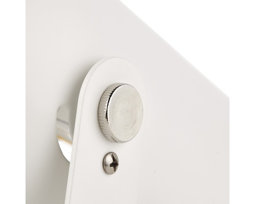 Prim-plan cu un obiect alb cu elemente metalice