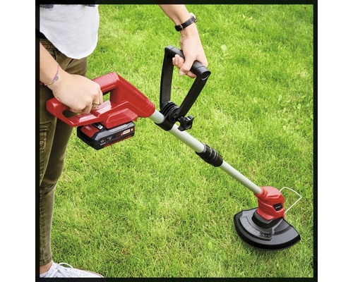 Trimmer de gazon cu acumulator în uz pe un gazon