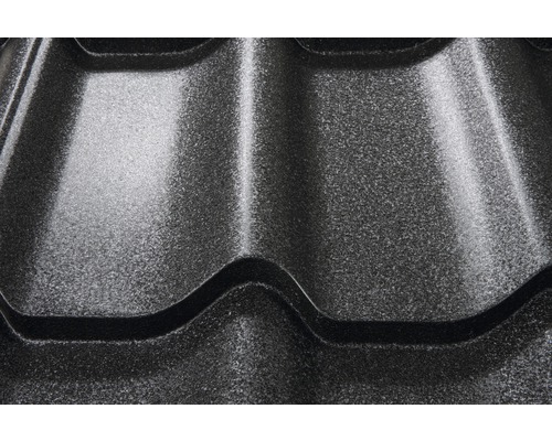 Prim-plan cu o țiglă metalică