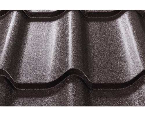 Prim-plan cu o țiglă metalică