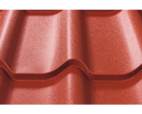 Prim-plan cu o țiglă metalică roșie