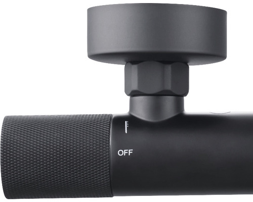 Prim-plan cu regulator termostatic de robinet de duș, cu afișaj de temperatură și poziție oprit.