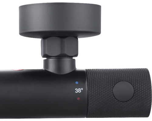 Prim-plan cu un termostat negru cu afișaj de temperatură de 38 de grade