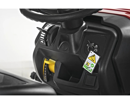 Vizualizare detaliată a tabloului de bord al unui tractor de gazon cu cheie de contact și comenzi